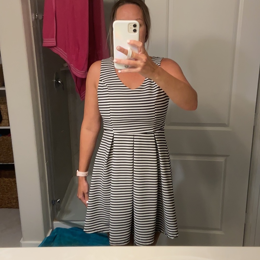 Cute open back black and white dress - Picture 4 of 6